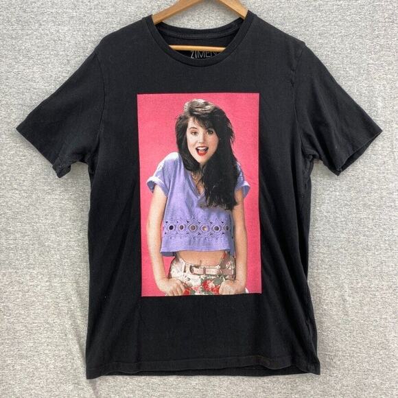 21 Men Tshirt Mens Medium Black Tee Saved By The Bell Kelly Kapowski - Picture 1 of 9